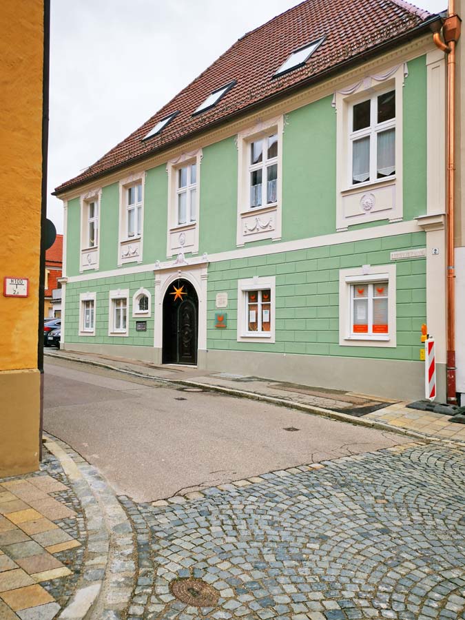 Sanierung klassizistischer Fassade und Türe denkmalgeschützt in Friedberg, Uhrmachergasse