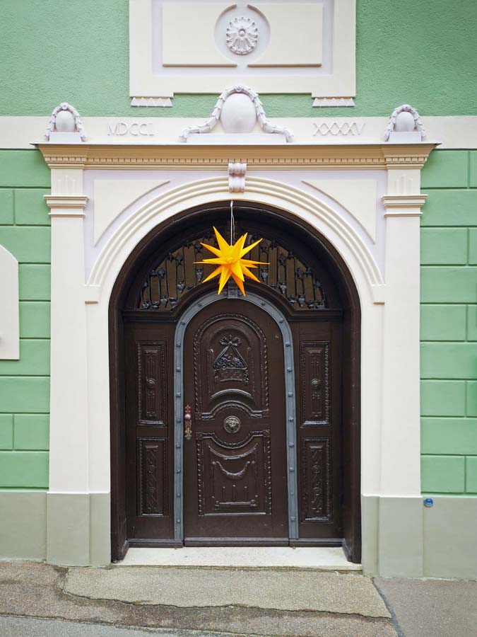 Sanierung klassizistischer Fassade und Türe denkmalgeschützt in Friedberg, Uhrmachergasse