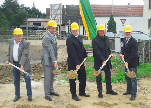Spatenstich mit Herrn Landrat Knauer beim Neubau Wohnanlage Kissing 2013 - hicker architekten Friedberg/Bay.